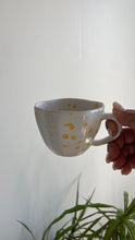 Load image into Gallery viewer, Souvenirs d&#39;été- tasse à café blanche éclats jaune soleil avec sous tasse
