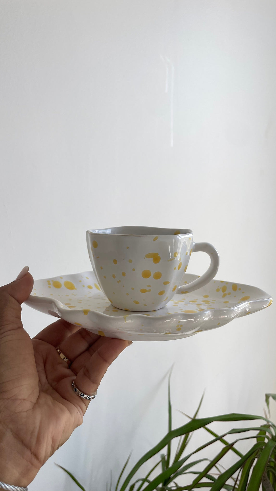 Souvenirs d'été- tasse à café blanche éclats jaune soleil avec sous tasse