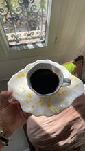 Load image into Gallery viewer, Souvenirs d&#39;été- tasse à café blanche éclats jaune soleil avec sous tasse
