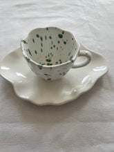 Load image into Gallery viewer, Souvenirs d&#39;été- tasse à café blanche éclats vert olive avec sous tasse
