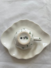 Load image into Gallery viewer, Souvenirs d&#39;été- tasse à café blanche éclats vert olive avec sous tasse
