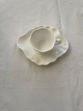 Load image into Gallery viewer, Coquillage- tasse à café blanc écume avec sous tasse
