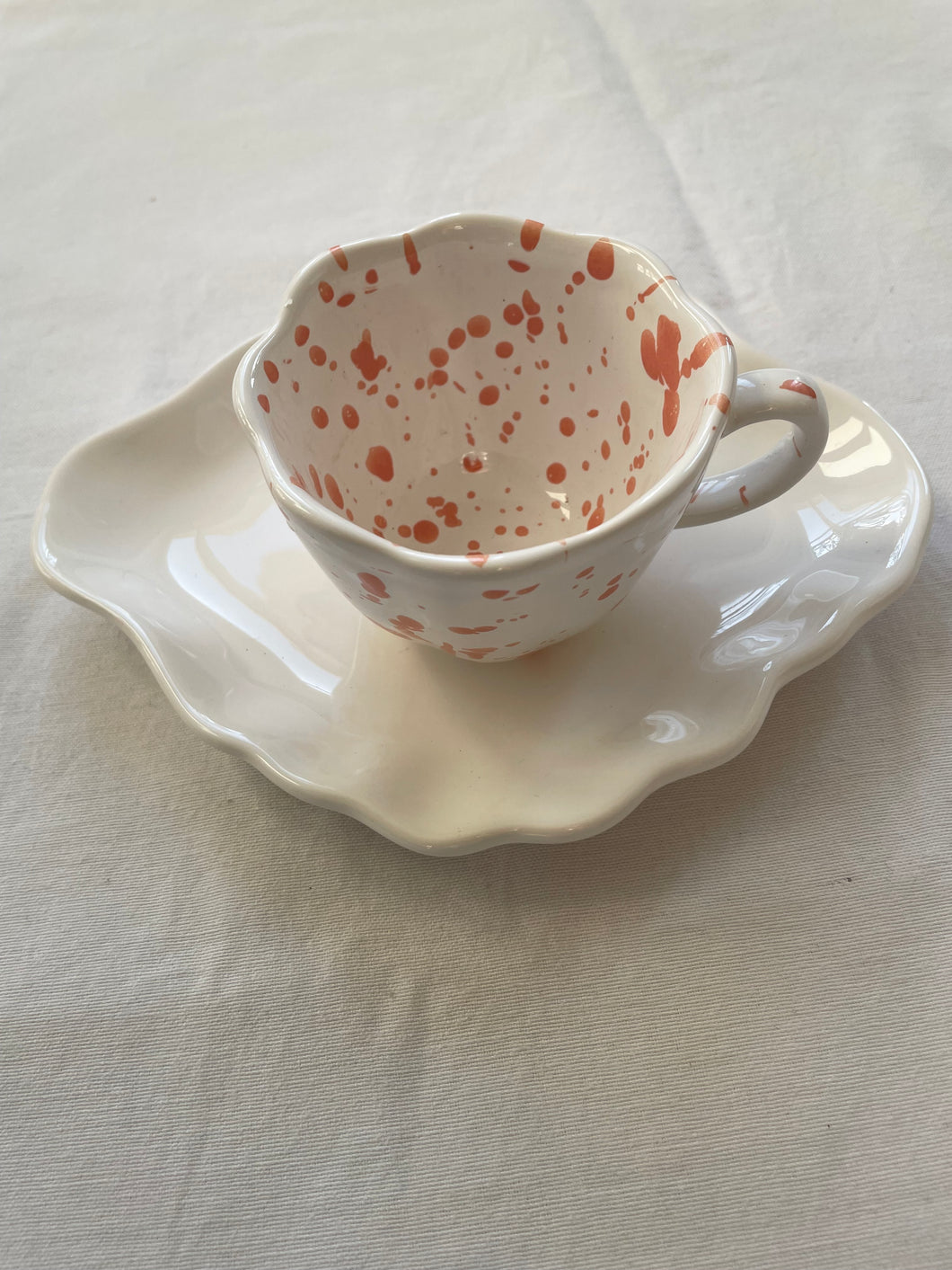 Souvenirs d'été- tasse à café en terrasse éclats corail et sous tasse blanche