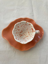 Load image into Gallery viewer, Souvernirs d&#39;été-un café en terrasse éclats corail et sous tasse corail
