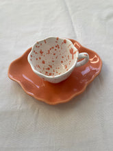 Load image into Gallery viewer, Souvernirs d&#39;été-un café en terrasse éclats corail et sous tasse corail
