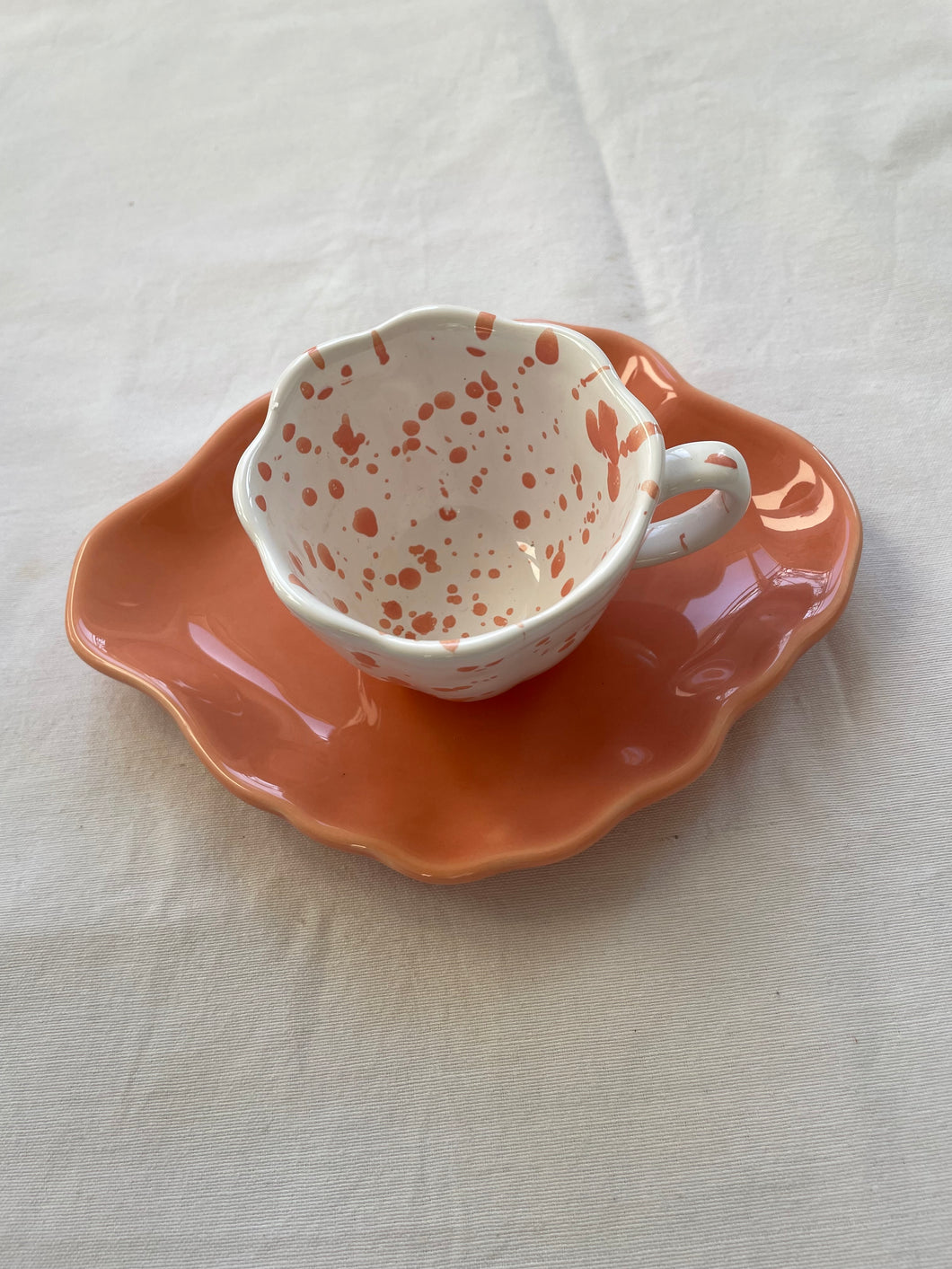 Souvernirs d'été-un café en terrasse éclats corail et sous tasse corail