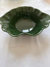Load image into Gallery viewer, Coquillages- Saladier vert olive
