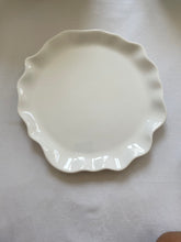 Load image into Gallery viewer, Coquillages- Assiette plates blanc ecume
